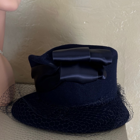 DISTINGUISHED 1940's NAVY TILT FELT HAT - INDENTED CYLINDRICAL CROWN & VEIL - Picture 11 of 13